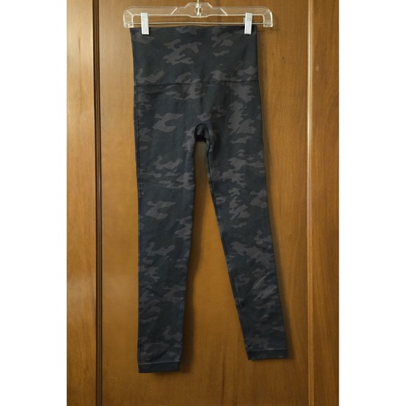 SPANX Pants - SPANX Look At Me Now Seamless Leggings Dark Camo Size Medium EUC Worn Once